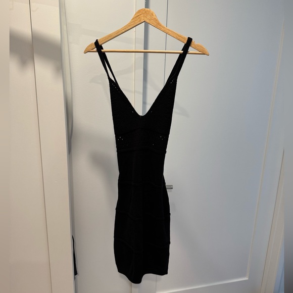 Chunky knit black dress with back straps and pattern in stomach! - Picture 4 of 4
